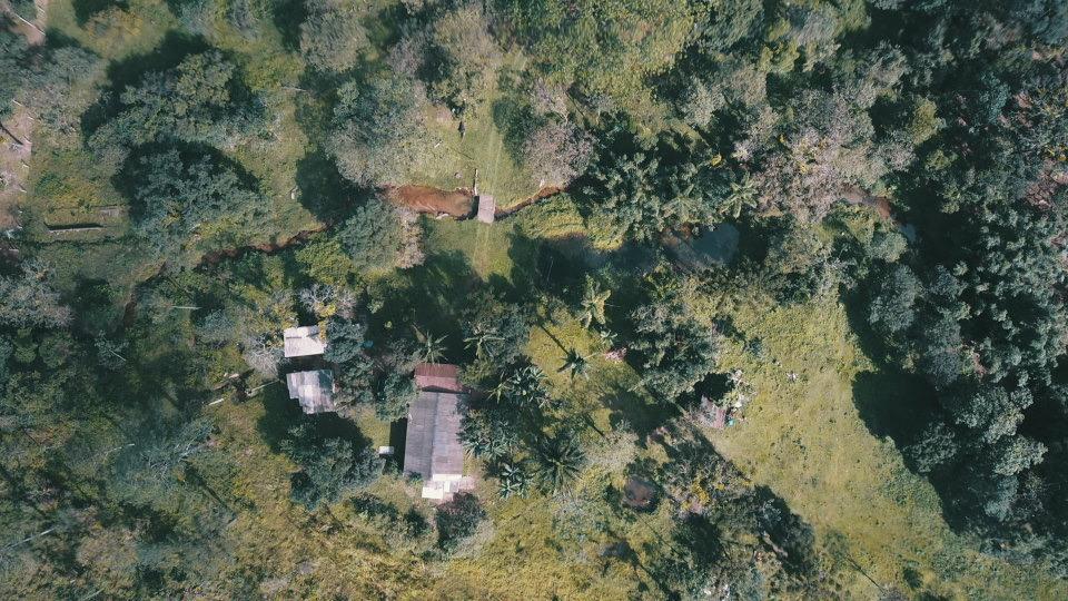 Propriedade rural com riacho sinuoso